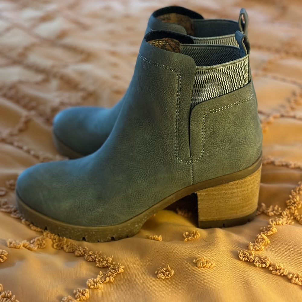 Korks by Kork-Ease grey moto ankle bootie size 7 never worn great condition